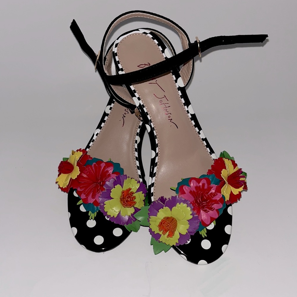 Betsey Johnson flower power sandals 6 🪷